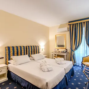 4* מלון Napoleon